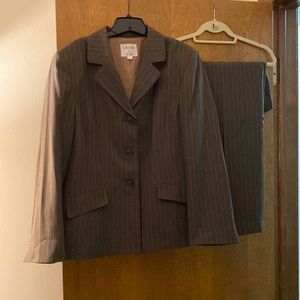 Pants suit in excellent condition. Collections for Le Suit. Size 18.